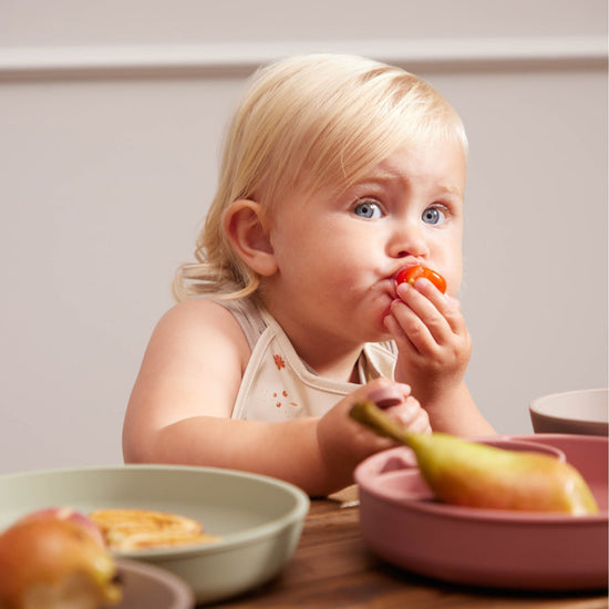 BLW (Baby Led Weaning): Τι είναι και όλα όσα πρέπει να γνωρίζεις πριν ξεκινήσεις